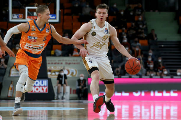 也在更衣室 也在更衣室